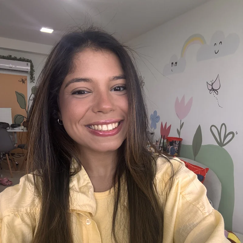 Jessica Costa Psi, psicóloga especialista em TDAH infantojuvenil, em seu consultório no Recreio